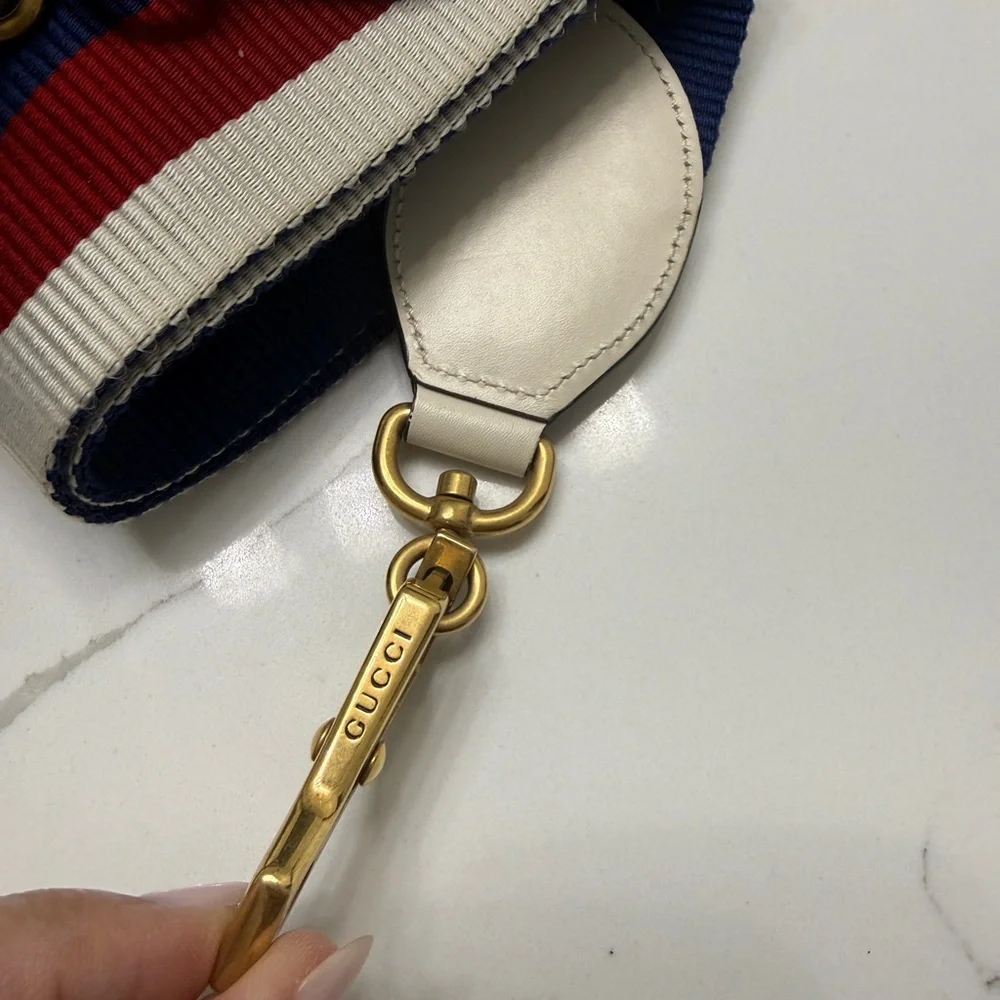 Gucci Queen Bee Shoulder Bag with Gold Chain and Bee Embellishment with COA - Picture 9 of 10